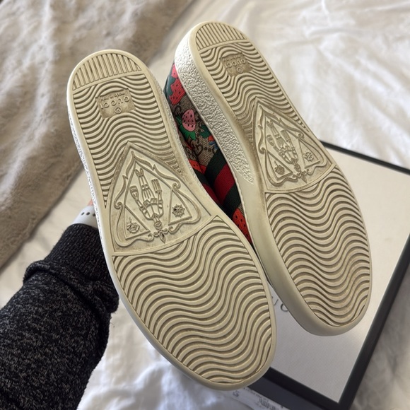 COPY - Gucci Ace GG Supreme Canvas Strawberry Sneakers - Picture 8 of 11